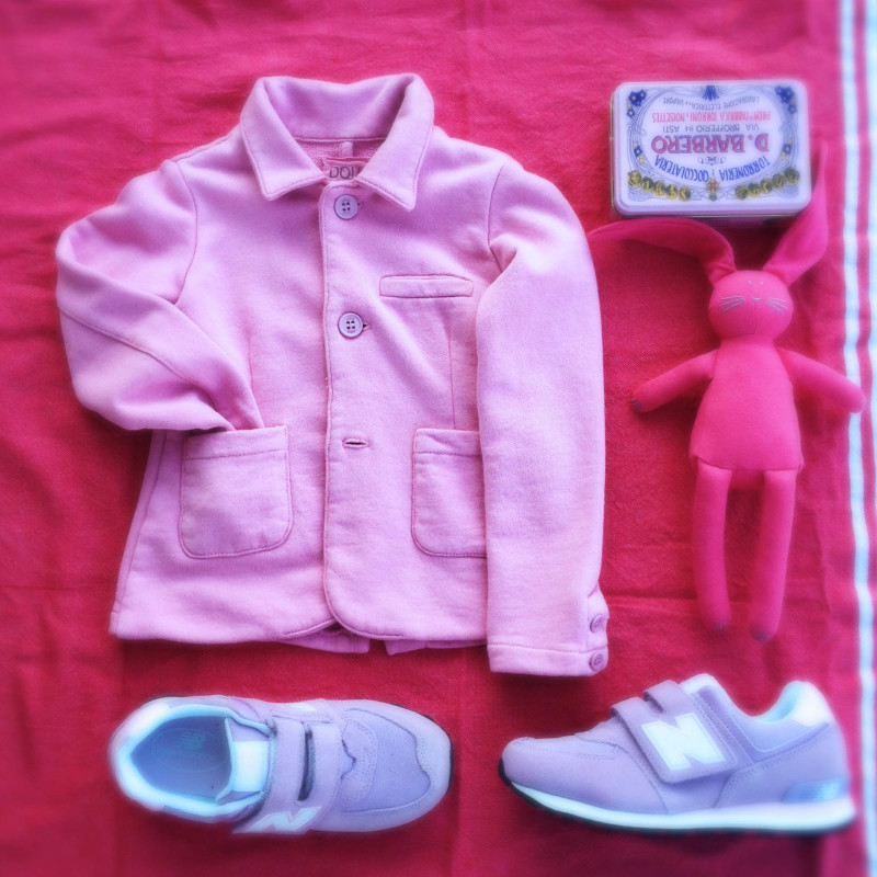 giacca di felpa rosa, DOU DOU; sneakers con strapp rosa cipria, NEW BALANCE